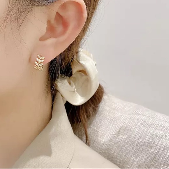 New 💫Gold Plated Leaf Huggie Hoop Earrings - Picture 4 of 4